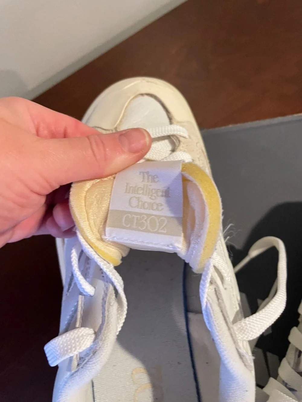 New Balance sneakers/ US 7/ cream white